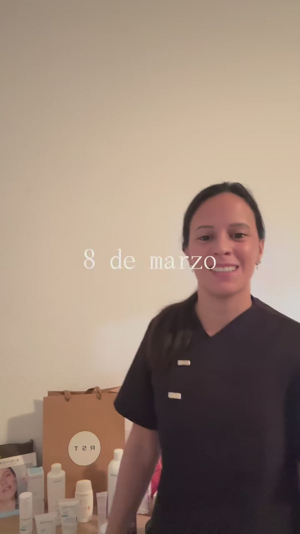 Aplicación de un sérum con cuentagotas