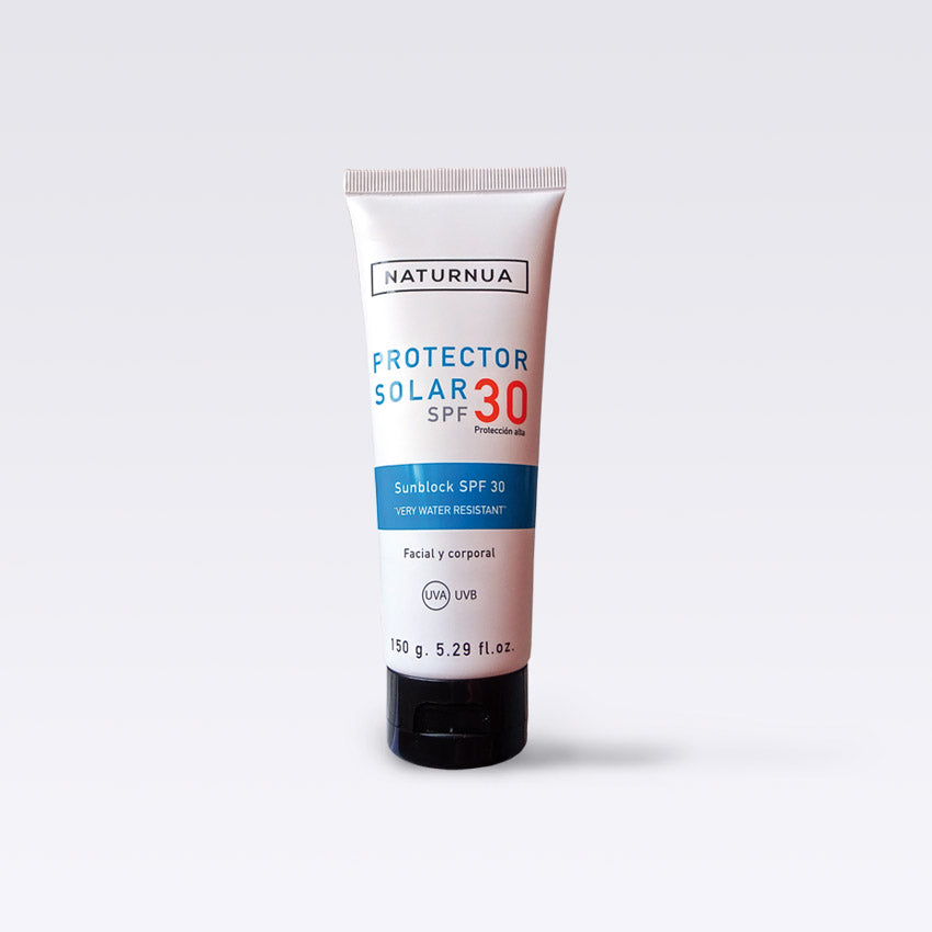 Protector solar natural SPF30 Naturnua con aloe vera y aguacate, resistente al agua.